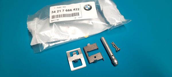 Satz Befestigungsteile Bremsbeläge Original 34217666422