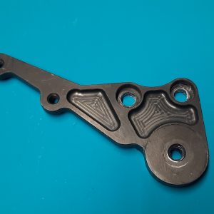 Alpha Racing Adapterplatte rechts 2009-2014