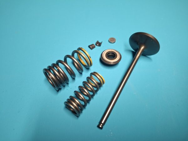 BMW S1000RR K67 Einlassventil mit Ventilfeder