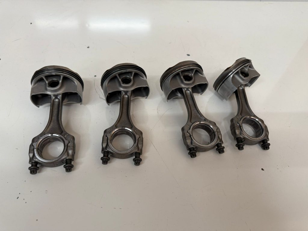 4x Kolben 4x Pleuelstange Satz NEU VW 2.0 TFSI TSI 23mm