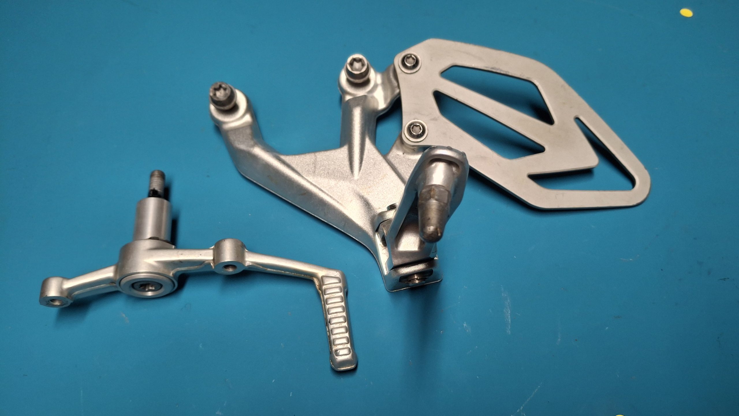 Fußraste links 2015-2018 Original 46717728307, 9548393 – Bild 2