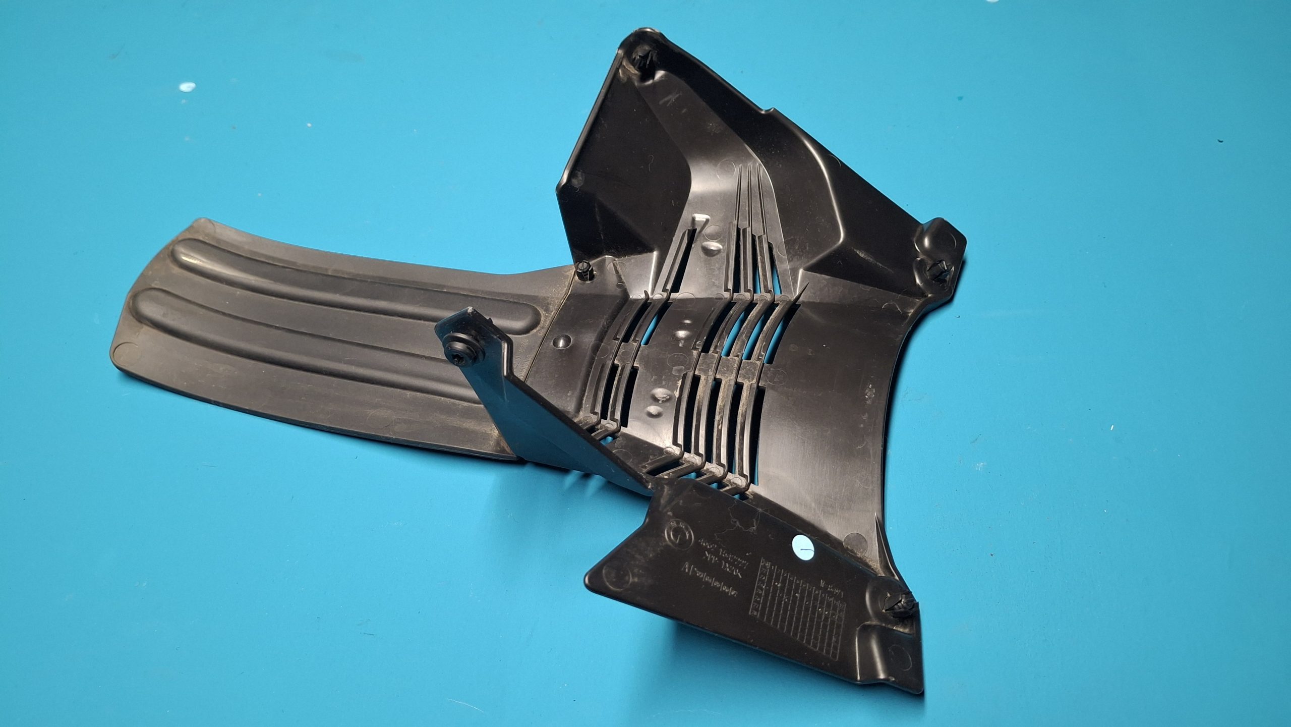 Abdeckung Spannungsregler mit Spritzschutz Federbein 46621542227, 33547915090 – Bild 2