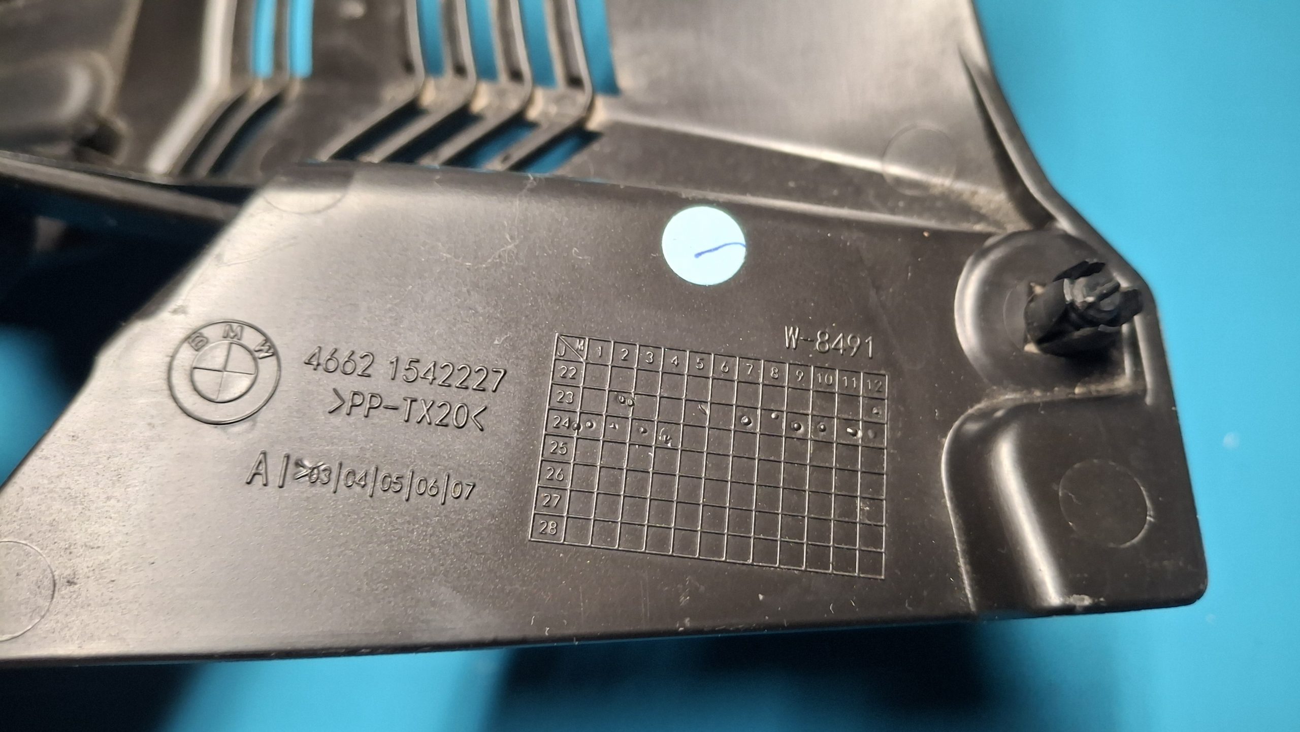 Abdeckung Spannungsregler mit Spritzschutz Federbein 46621542227, 33547915090 – Bild 3