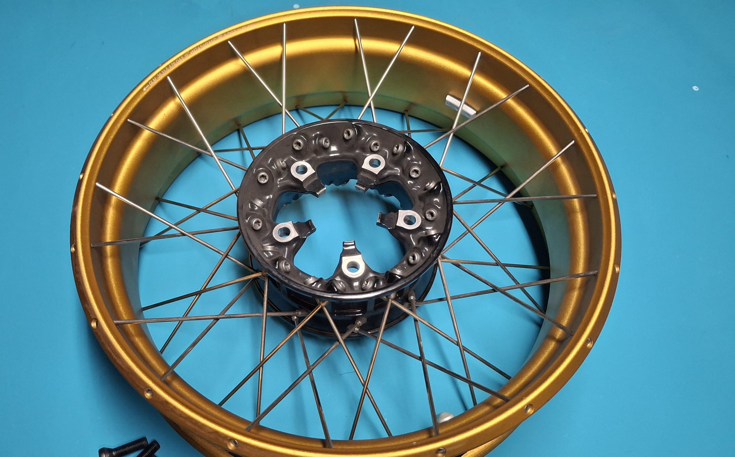 Felge hinten Kreuzspeichenrad gold 4.5X17 Original 36317923196 – Bild 2