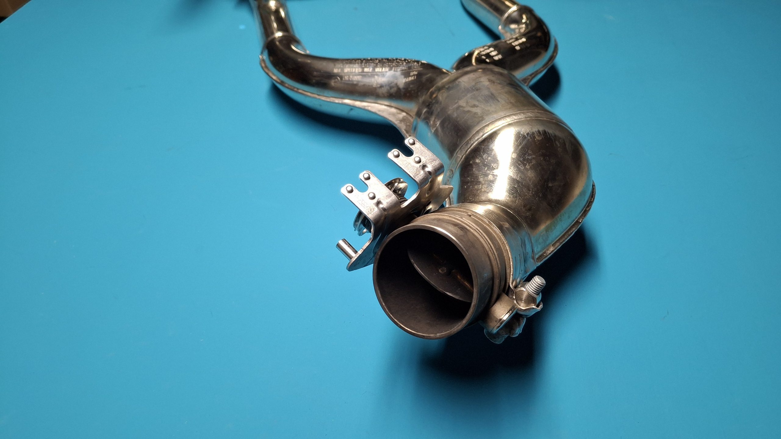 Abgaskrümmer poliert Original 18518561881 – Bild 3