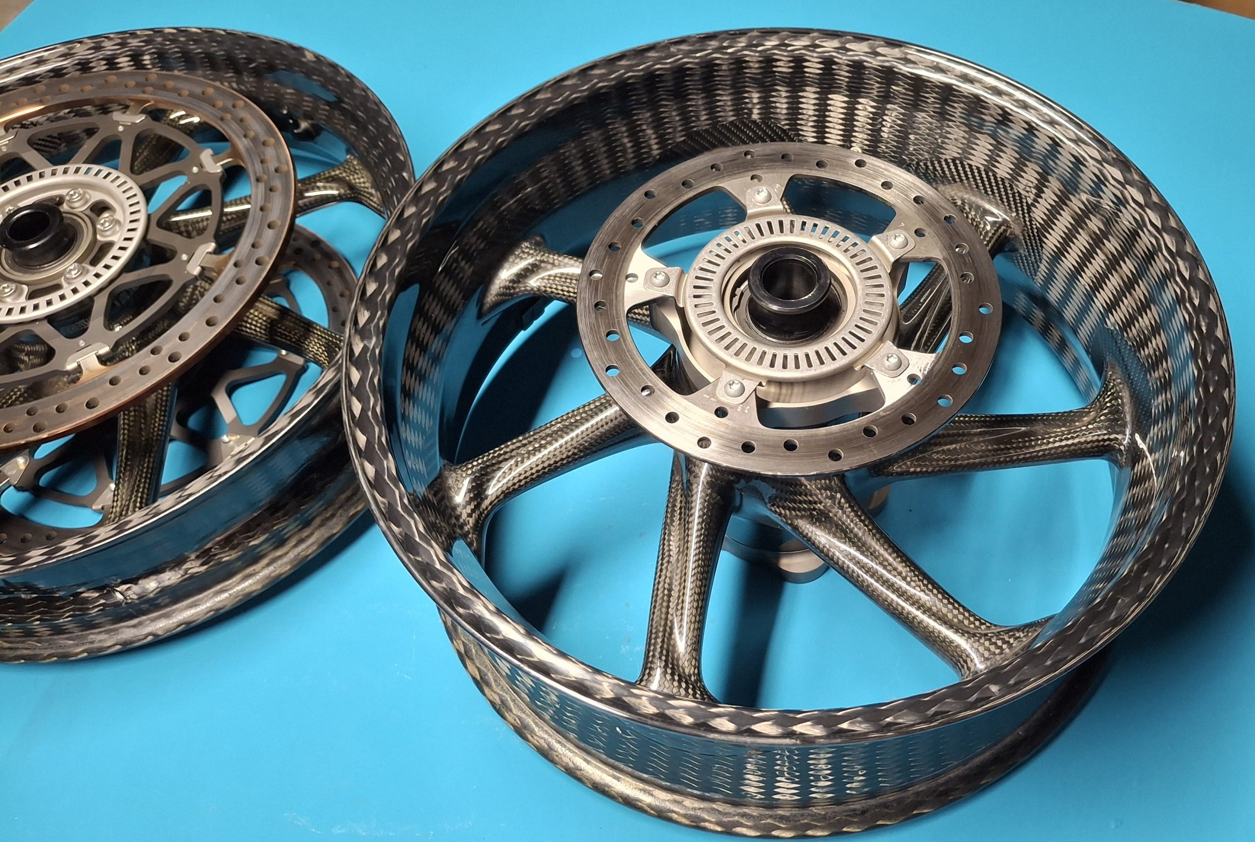 BMW HP4 Race K60 Carbon Felgen Satz Original 36318356865, 36318356862 – Bild 2