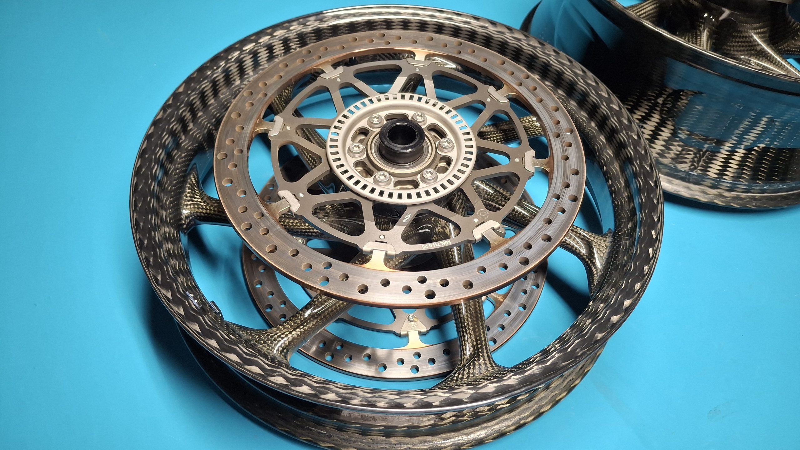 BMW HP4 Race K60 Carbon Felgen Satz Original 36318356865, 36318356862 – Bild 3