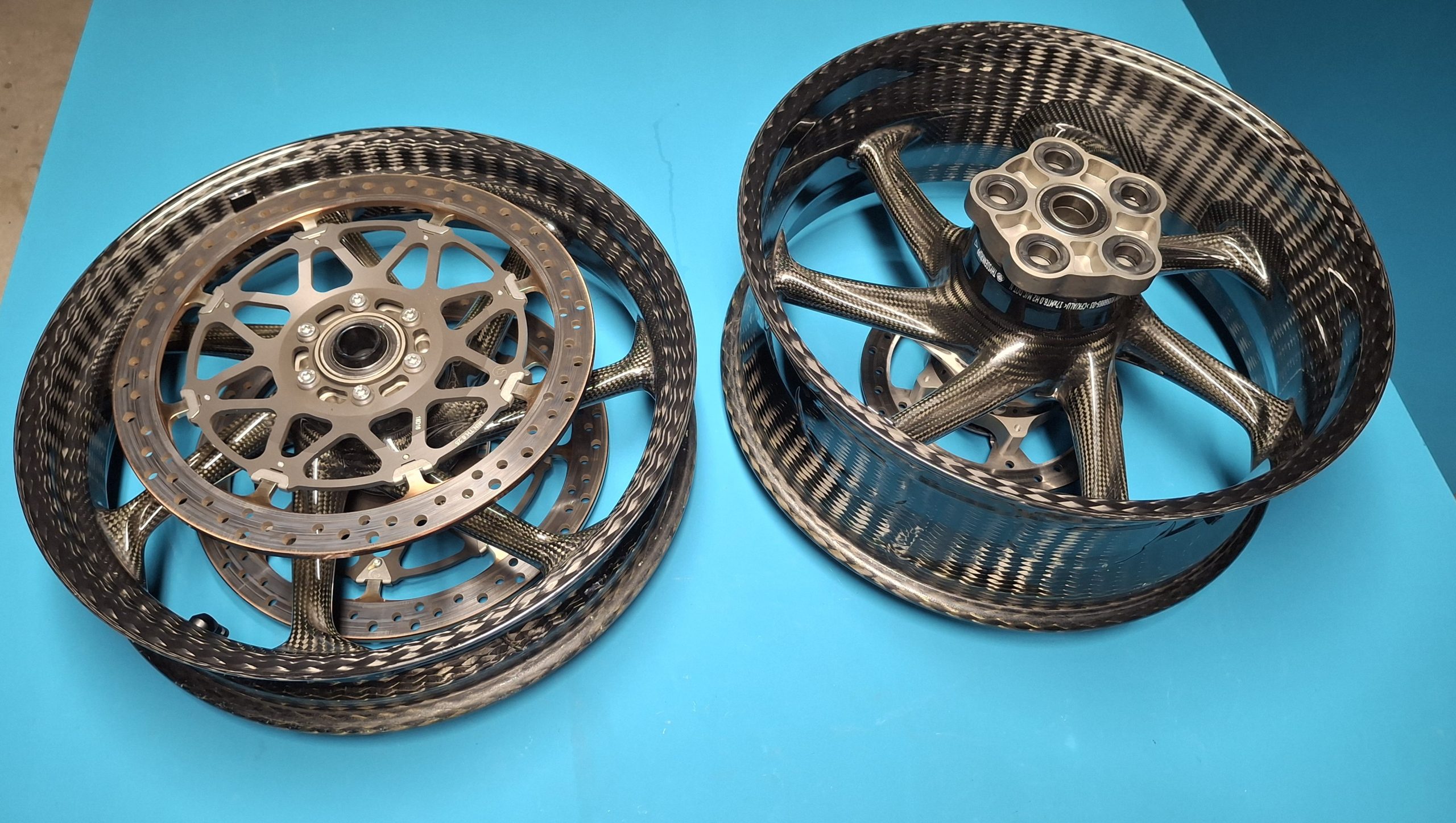 BMW HP4 Race K60 Carbon Felgen Satz Original 36318356865, 36318356862 – Bild 5