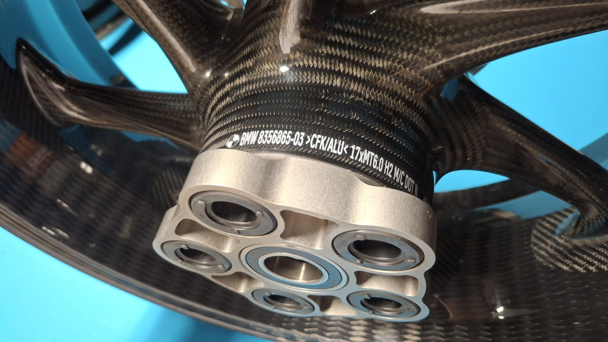 BMW HP4 Race K60 Carbon Felgen Satz Original 36318356865, 36318356862 – Bild 7