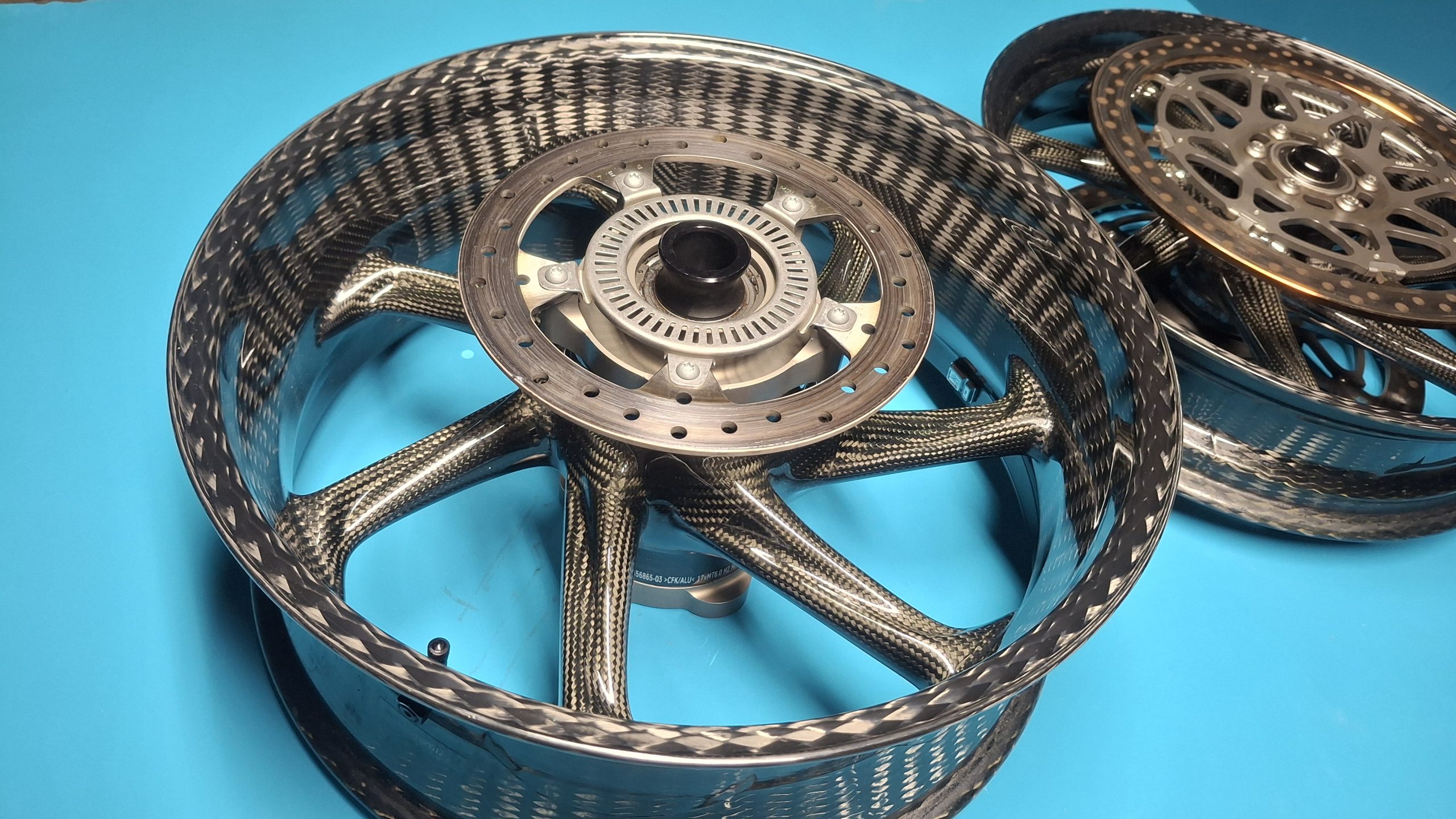 BMW HP4 Race K60 Carbon Felgen Satz Original 36318356865, 36318356862 – Bild 3