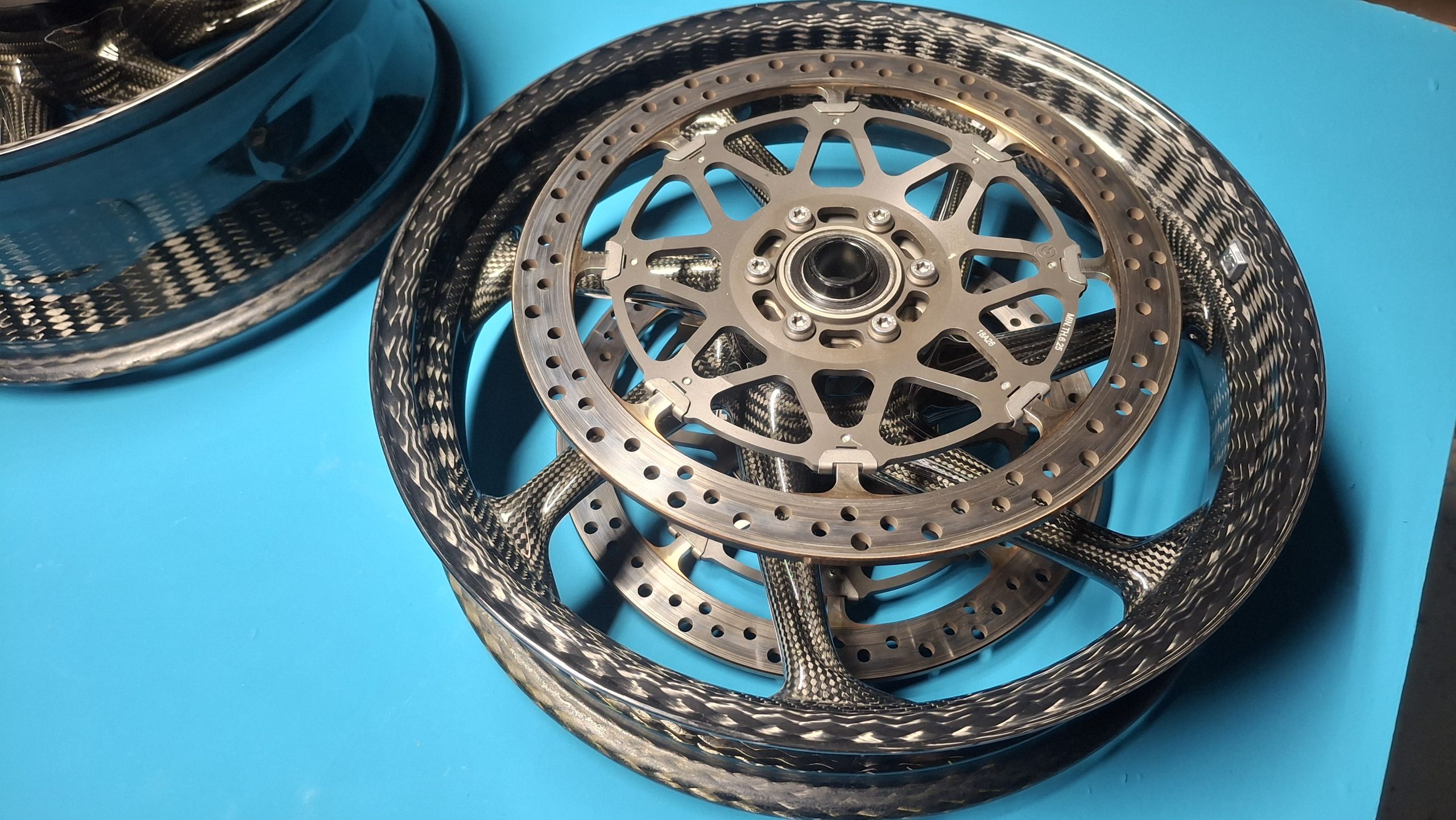 BMW HP4 Race K60 Carbon Felgen Satz Original 36318356865, 36318356862 – Bild 5