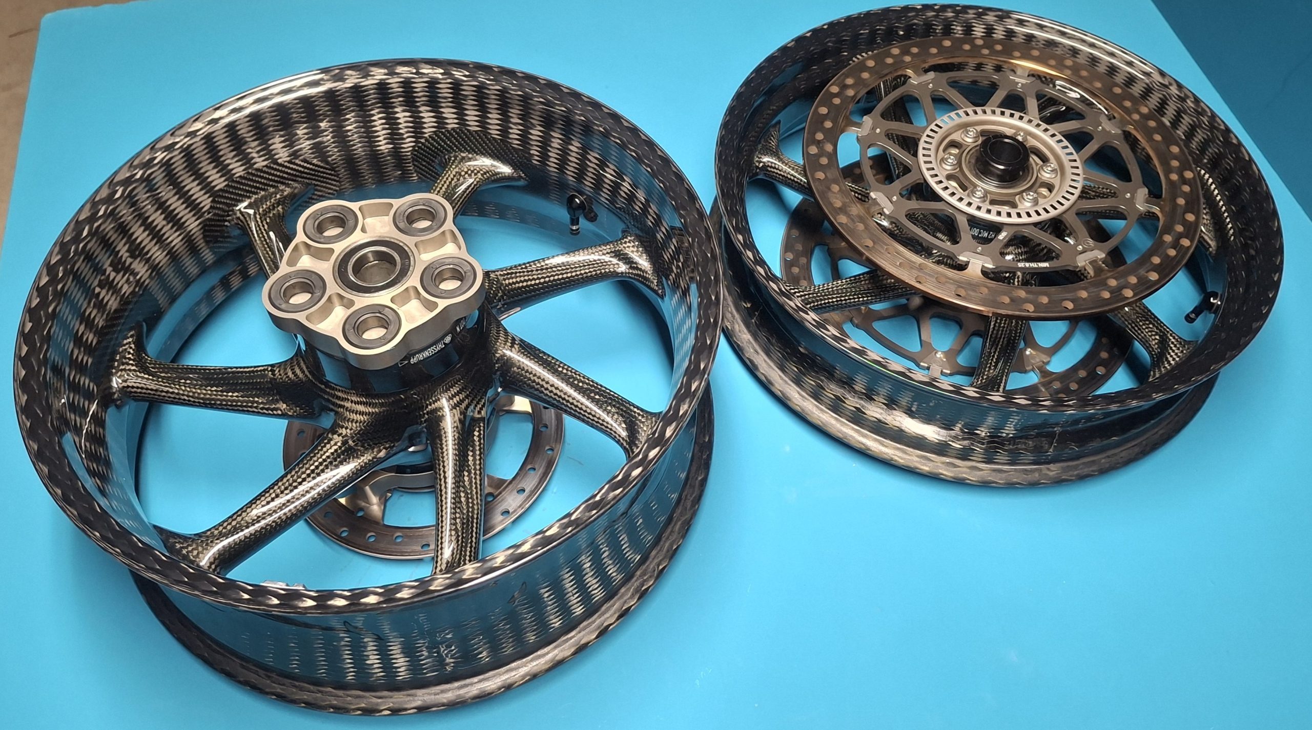 BMW HP4 Race K60 Carbon Felgen Satz Original 36318356865, 36318356862 – Bild 7