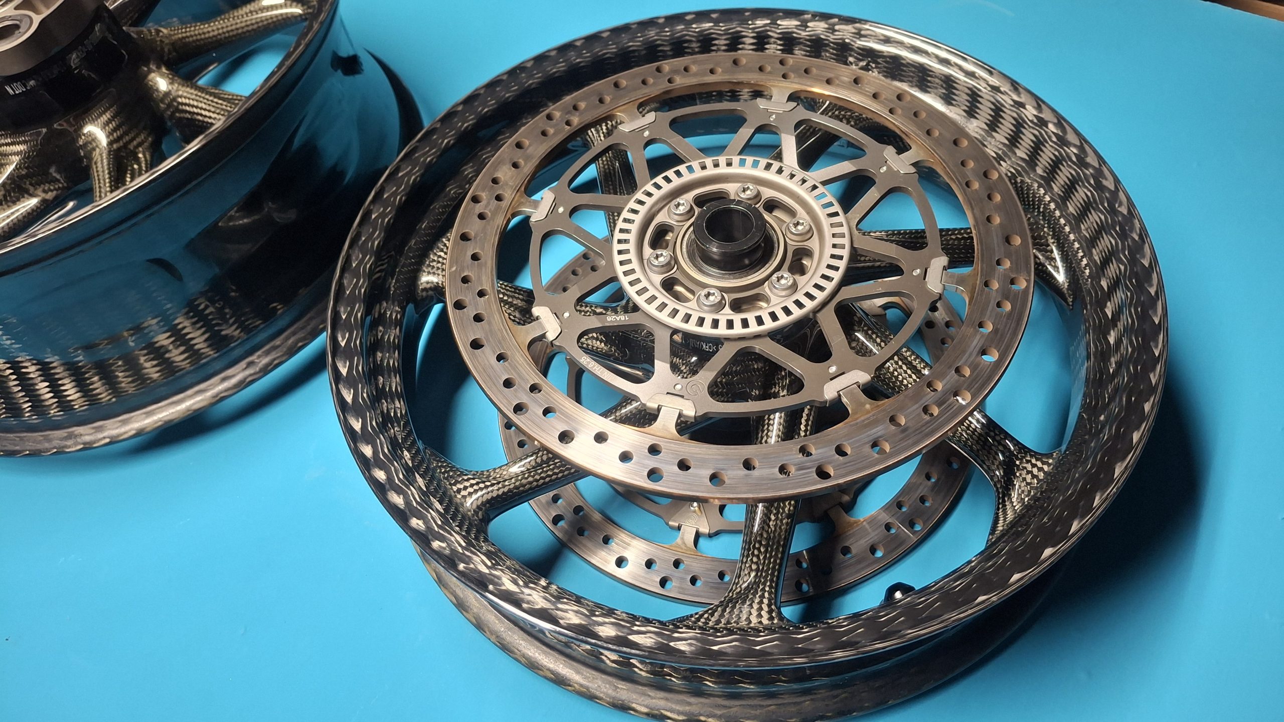BMW HP4 Race K60 Carbon Felgen Satz Original 36318356865, 36318356862 – Bild 8